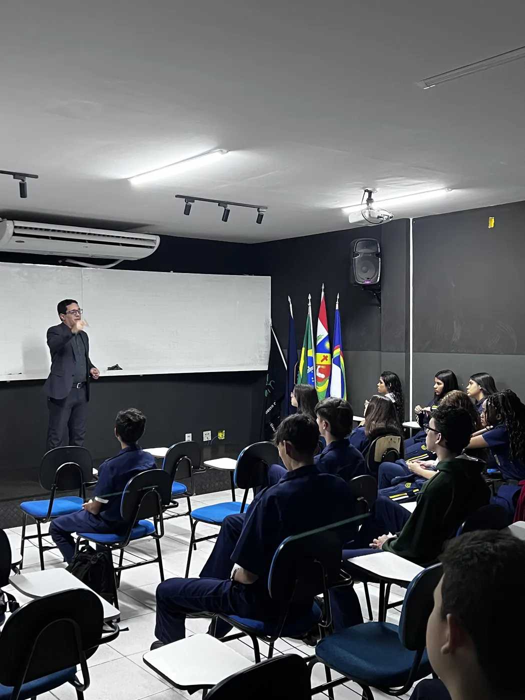 Pregador convidado falando aos alunos no devocional de sexta-feira