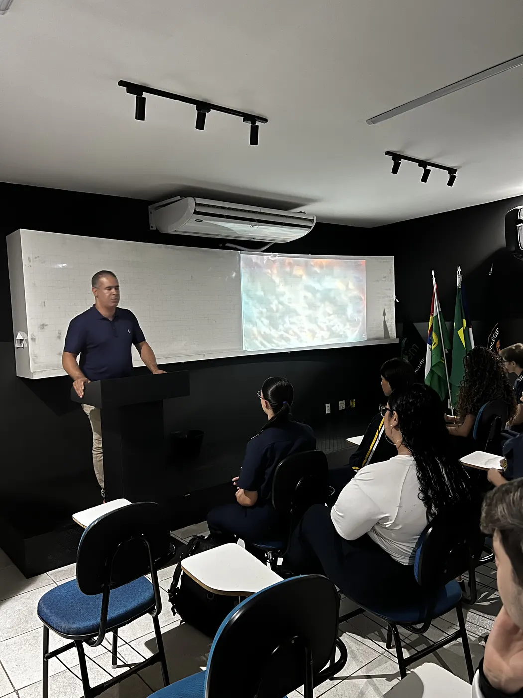 Pregador no púlpito durante o devocional de sexta-feira
