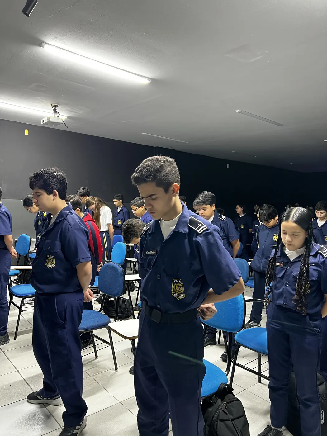 Alunos do Colégio CPPEM em oração no devocional