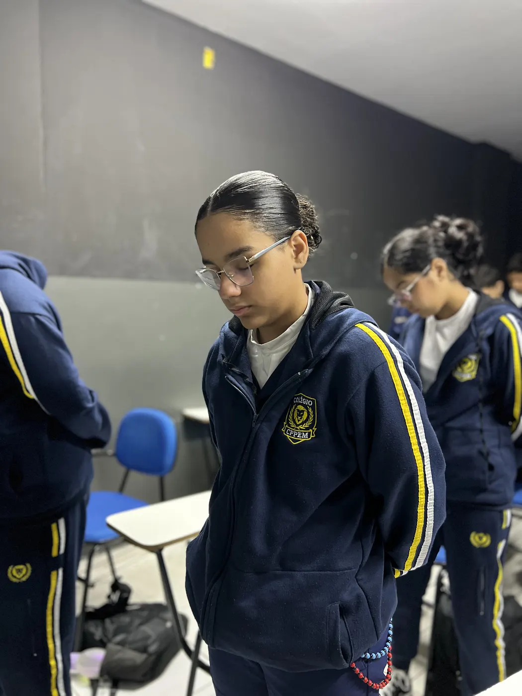 Alunas em oração no início do dia