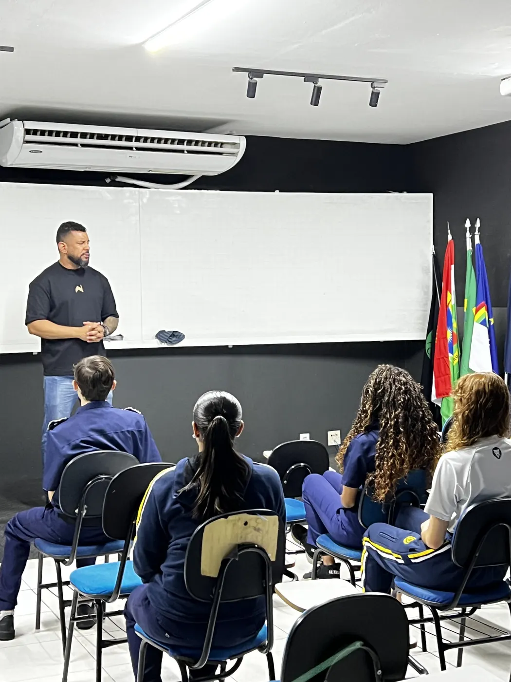 Prof. Everton Mota em aula de Ética e Justiça com alunos do Colégio CPPEM